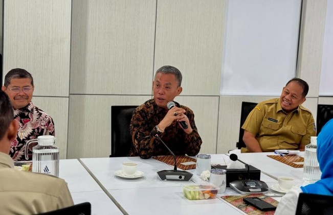 Prasetyo Edi Marsudi bersama jajaran PAM Jaya. [Instagram @prasetyoedimarsudi]